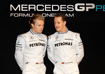 Nico Rosberg und Michael Schumacher bei der Vorstellung des ersten Formel 1-Autos von Mercedes seit den 1955 im Jahre 2010 in Stuttgart. 