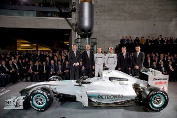 Ross Brawn, Dr. Dieter Zetsche, Nico Rosberg, Michael Schumacher, Norbert Haug und Nick Fry bei der Vorstellung des ersten Formel 1-Autos von Mercedes seit den 1955 im Jahre 2010 in Stuttgart. 