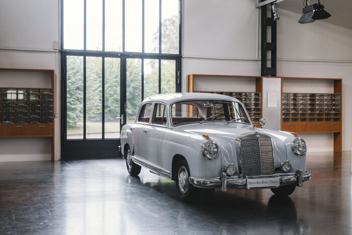 D687592 CCCH - Mercedes-Benz 220 "Ponton" (W 180), 1955