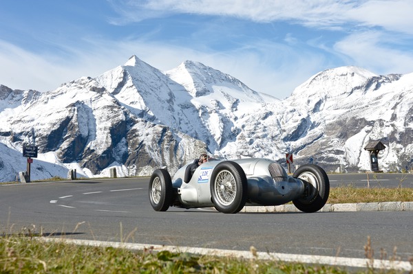 D132040 Der W 125 mit Jochen Mass zurück am Großglockner